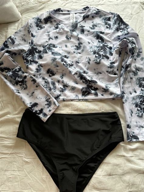 NEU schwarzer Bikini mit Batikmuster längärmliges Oberteil Kaufen auf Ricardo