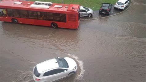 Zimi Se Ne Iste Ulice Leti Se Ne Iste Slivnici I Vrtimo Se U