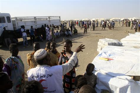 Sudan receives thousands of refugees from south of border | Middle East Eye