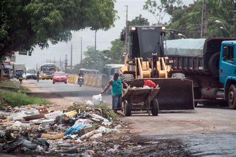 Dezenas de carroças usadas no despejo de lixo nas ruas são apreendidas