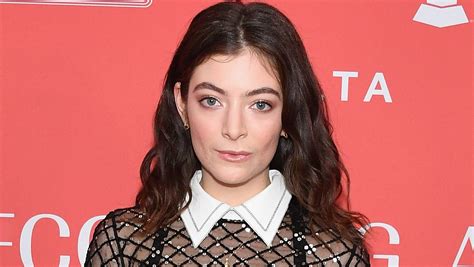 Lorde Makes Fans Freak After Posting Bathtub Shot With Whitney Lyrics