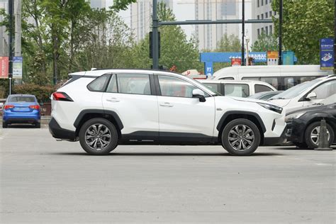 【rav4荣放20l 两驱20周年铂金纪念版正侧车头向右水平图片 汽车图片大全】 易车