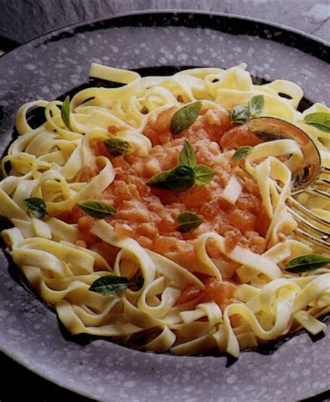 Recette Tagliatelles Fra Ches Au Beurre De Tomate Marie Claire