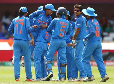 The India players celebrate an early wicket | ESPNcricinfo.com