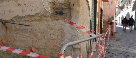 Terremoto Controlli A Bacoli Per La Caduta Calcinacci Cronache Della