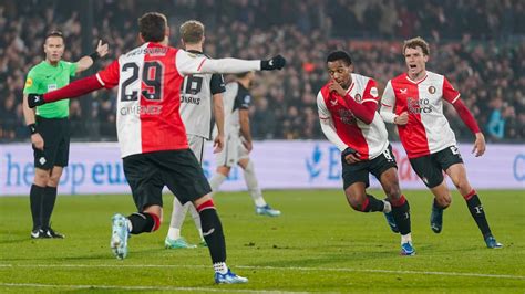 Feyenoord Blijft In Spoor Van PSV Dankzij Minimale Zege Op Tandeloos AZ