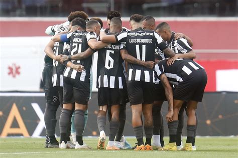 L Der No Brasileiro Botafogo Recebe O Defensa Y Justicia Pela Sul