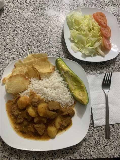 Carne Guisada Arroz Blanco Yuca Frita Y Ensalada Verde De La Chef