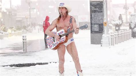 Vid Os Quand Le Naked Cowboy Chante Times Square En Pleine