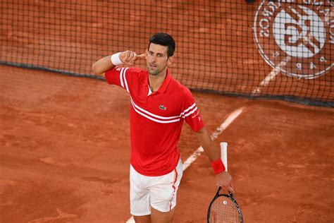 Djokovic joga demais bate Nadal em Roland Garros e vai à decisão