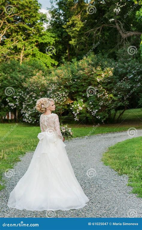 Belle Jeune Mariée Blonde Dans Le Mariage De Whith De Parc Image stock Image du herbe robe