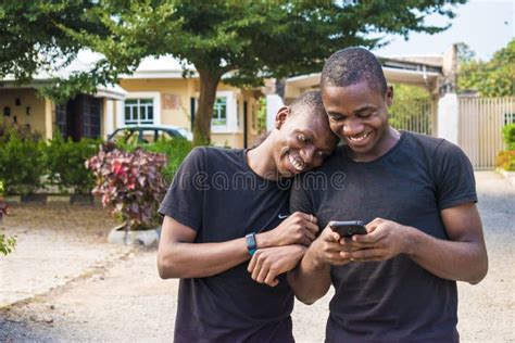 Casal Gay Rindo Juntos Enquanto Usava Um Telefone Junto Dois Jovens Negros Caminhando E
