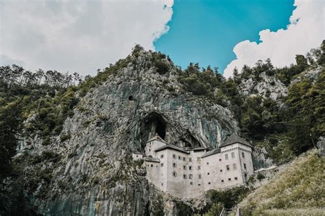 Burg Predjama Slowenien Mitten Auf Einer Klippe In Der Nähe Der Höhle