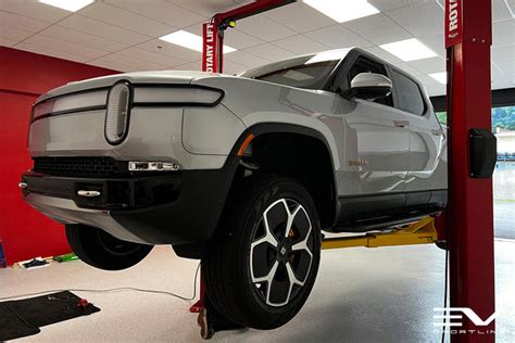 Glacier White Rivian R1t With Triple Square Thread Running Boards Ev