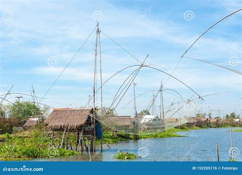 El Pueblo Del Pescador En Tailandia Con Varias Herramientas Pesqueras