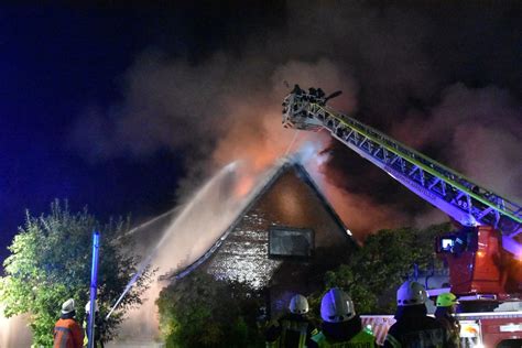 POL STD Brand Eines Einfamilienhauses Carports Und Autos Eine