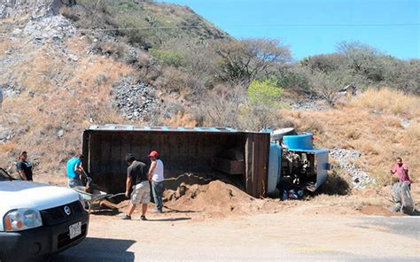 Vuelca tolva en El Batán Diario de Querétaro Noticias Locales