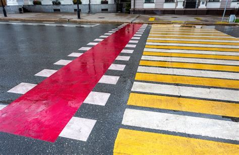 Travessia De Pedestres Linhas Brancas Amarelas E Vermelhas Foto