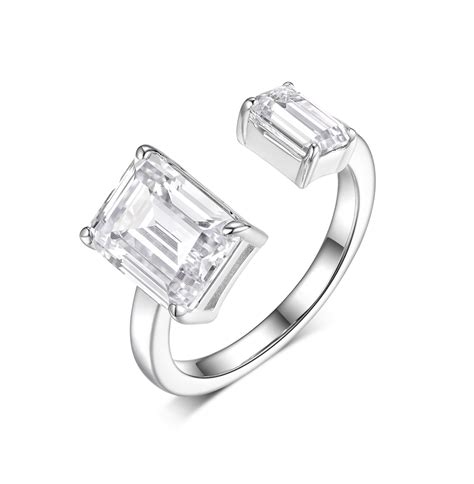 Кольцо с камнем в огранке багет