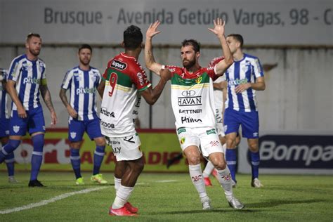 Suspenso pelo terceiro cartão Airton desfalca Brusque diante do Avaí