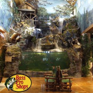 Bass Pro Shops – Aquarium and Fish Feeding | Patriot Place