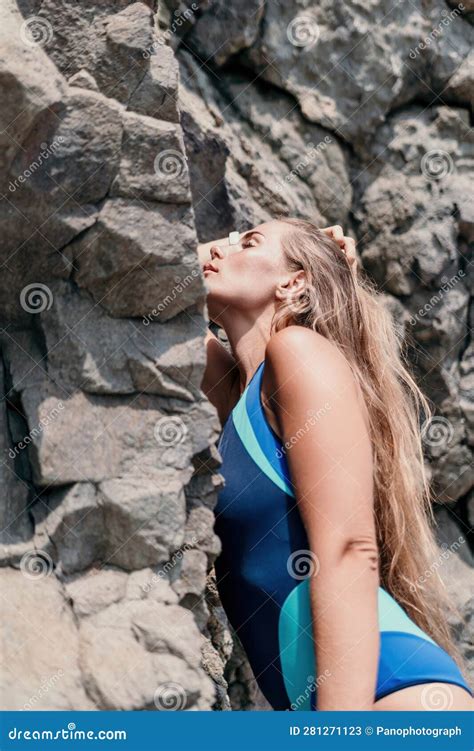 Mar De Viajes De Verano Femenino Feliz Turista En Bikini Azul Disfruta Tomando Fotos Al Aire