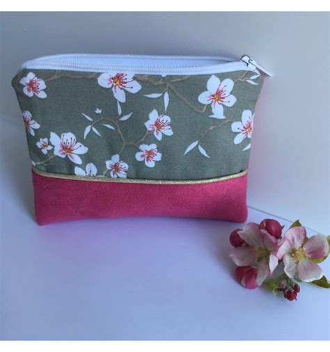 grande pochette en suédine rose et motifs fleurs de cerisiers