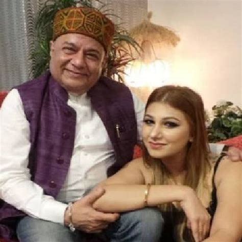 Bigg Boss 12 A Model Reveals SHOCKING Secret About Anup Jalota And