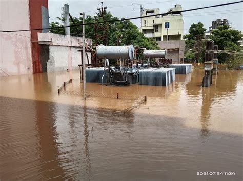 Kolhapur Flood जीव धोक्यात घालून महावितरण कर्मचाऱ्यांची कामगिरी Sakal