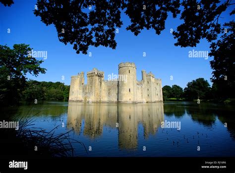 Bodiam castle and moat hi-res stock photography and images - Alamy