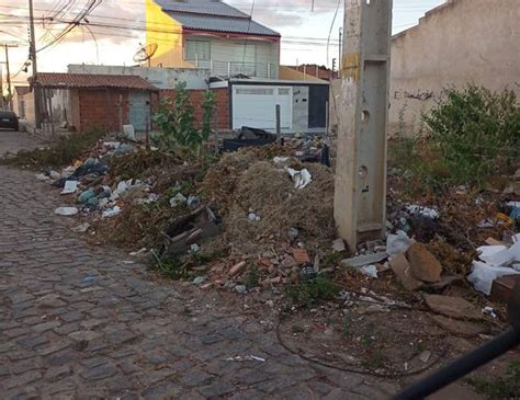 Terreno vira depósito de lixo e deixa moradores na bronca no Vila