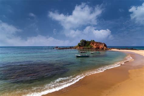 Playa Mirissa Sri Lanka De Mirissa De La Roca Del Loro Imagen De