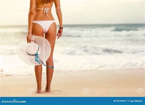 Parte Posterior De La Mujer En Bikini Atractivo Imagen De Archivo Imagen De Cubo Recurso
