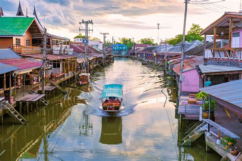 Amphawa Floating Market - PHUKET 101