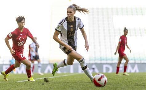 Erstes Golden Girl Jule Brand Von Den Vfl Wolfsburg Frauen F R Neuen