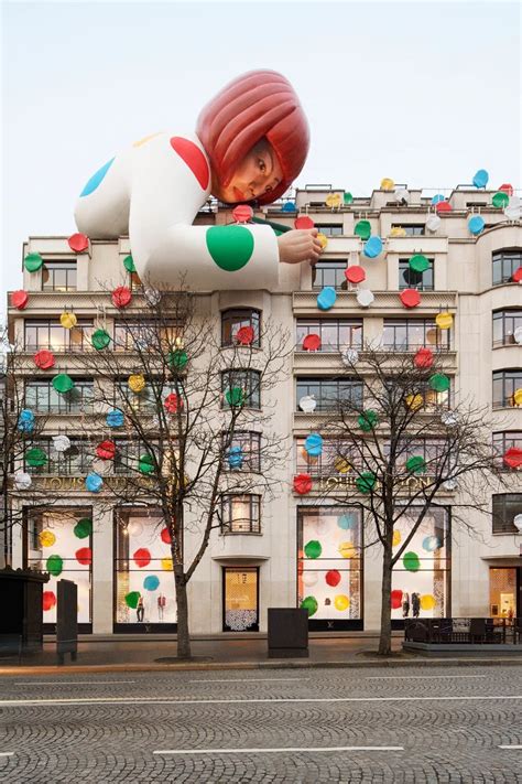 L Installation Incroyable De Yayoi Kusama Pour La Boutique Louis