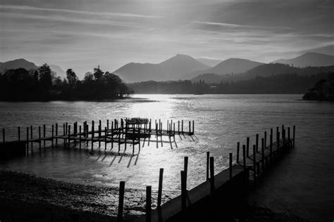 在derwentwater湖的剧烈的黑白日落在有阴霾的湖区在山 库存照片 图片 包括有 乡下 云彩 52192442