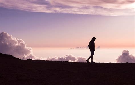 Silueta Persona Para Caminar Montaña Tierras Altas Nubes Cielo