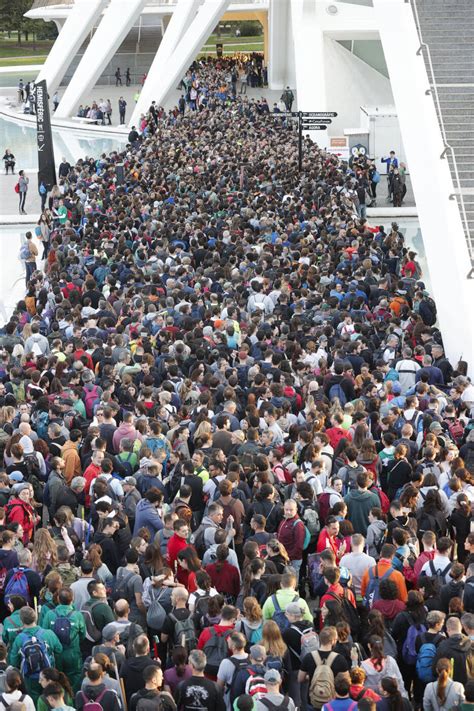 Fotogalería Miles de voluntarios acuden a la Ciudad de las Artes y las