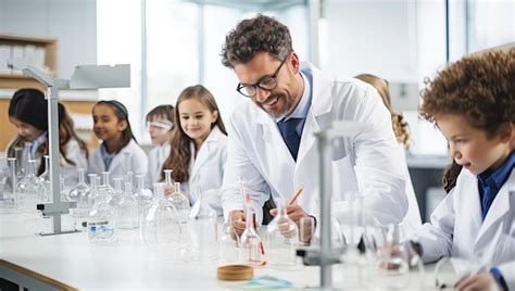 Grupo De Ni Os En Clase De Ciencias Con Profesor Y Microscopio Haciendo