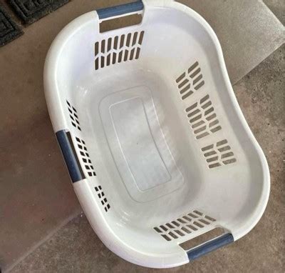 Rubbermaid Bushel Small Hip Hugger Portable Plastic Laundry Basket