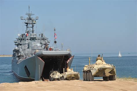 Десантный корабль "Цезарь Куников" следует в Сирию