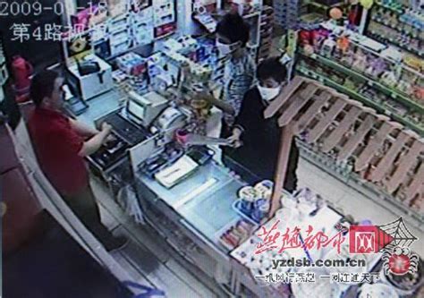 两青年深夜持大片刀抢劫便利店 组图 新闻中心 新浪网