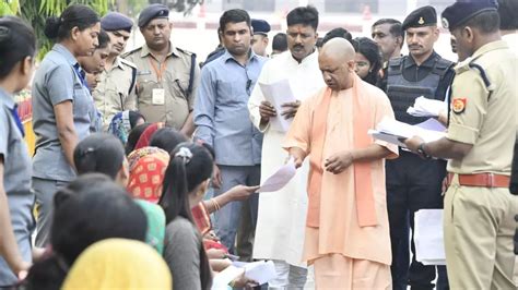 Gorakhpur जनता दर्शन में पहुंची बिहार की महिला ने मांगा काम Cm योगी ने