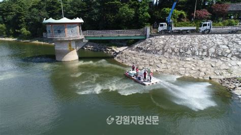 한국농어촌공사 강릉지사 장현저수지 녹조방제작업 실시