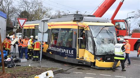 Karlsruhe Straßenbahn und Lkw kollidieren mehrere Verletzte DER