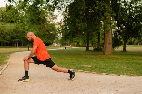 Un Deportista Est Haciendo Ejercicio De Estiramiento Antes De Correr O