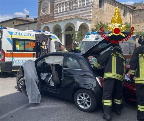 Capannori Scontro Tra Auto A Pieve San Paolo Conducente Incastrato