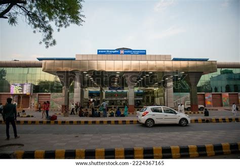 11 Hazrat Nizamuddin Railway Station Stock Photos, Images & Photography ...