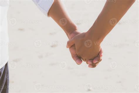 Primer Plano Pareja Gay Asi Tica Cogidos De La Mano Juntos En La Playa